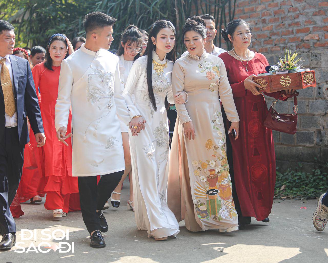 Chu Thanh Huyền vẫn chọn kiểu tóc xõa cho đám hỏi, diện 2 mẫu áo dài có ý nghĩa ấn tượng- Ảnh 10.