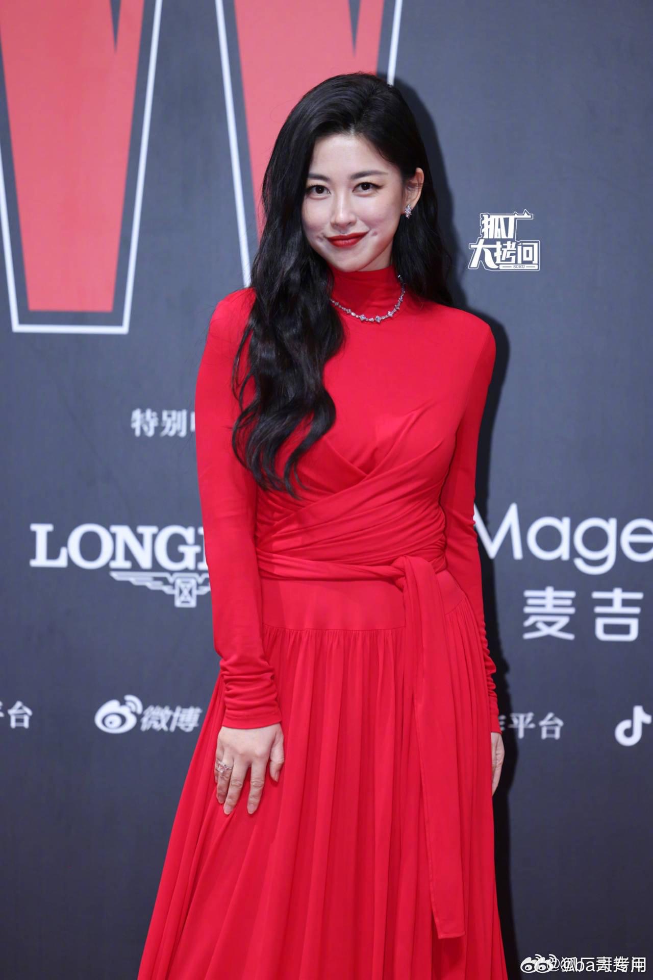 Dương Mịch - Lưu Thi Thi cùng "bật mode" cool, ngồi cạnh nhau mà chiếm hết spotlight dàn mỹ nhân ở event W China- Ảnh 16.