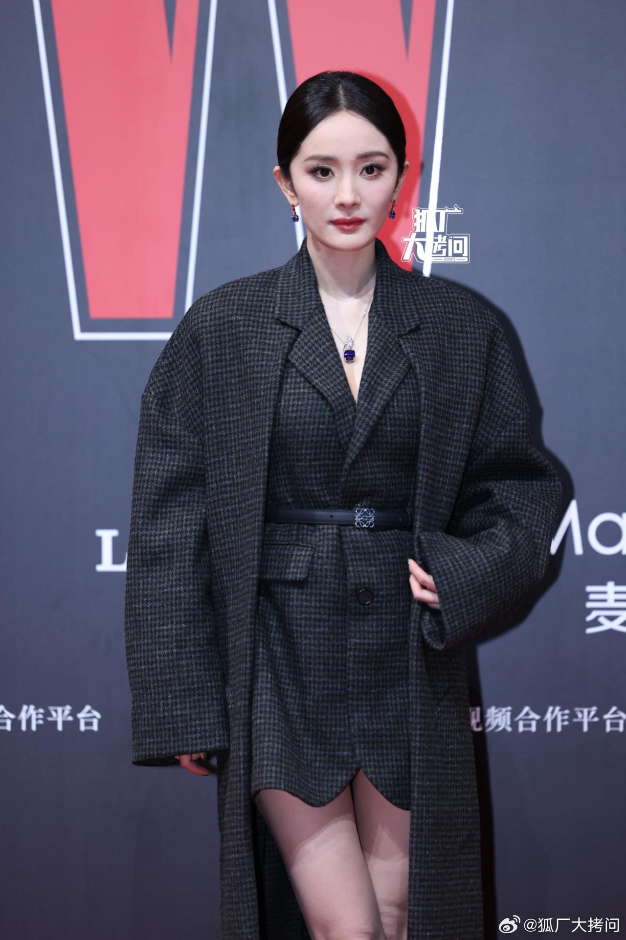 Dương Mịch - Lưu Thi Thi cùng "bật mode" cool, ngồi cạnh nhau mà chiếm hết spotlight dàn mỹ nhân ở event W China- Ảnh 1.
