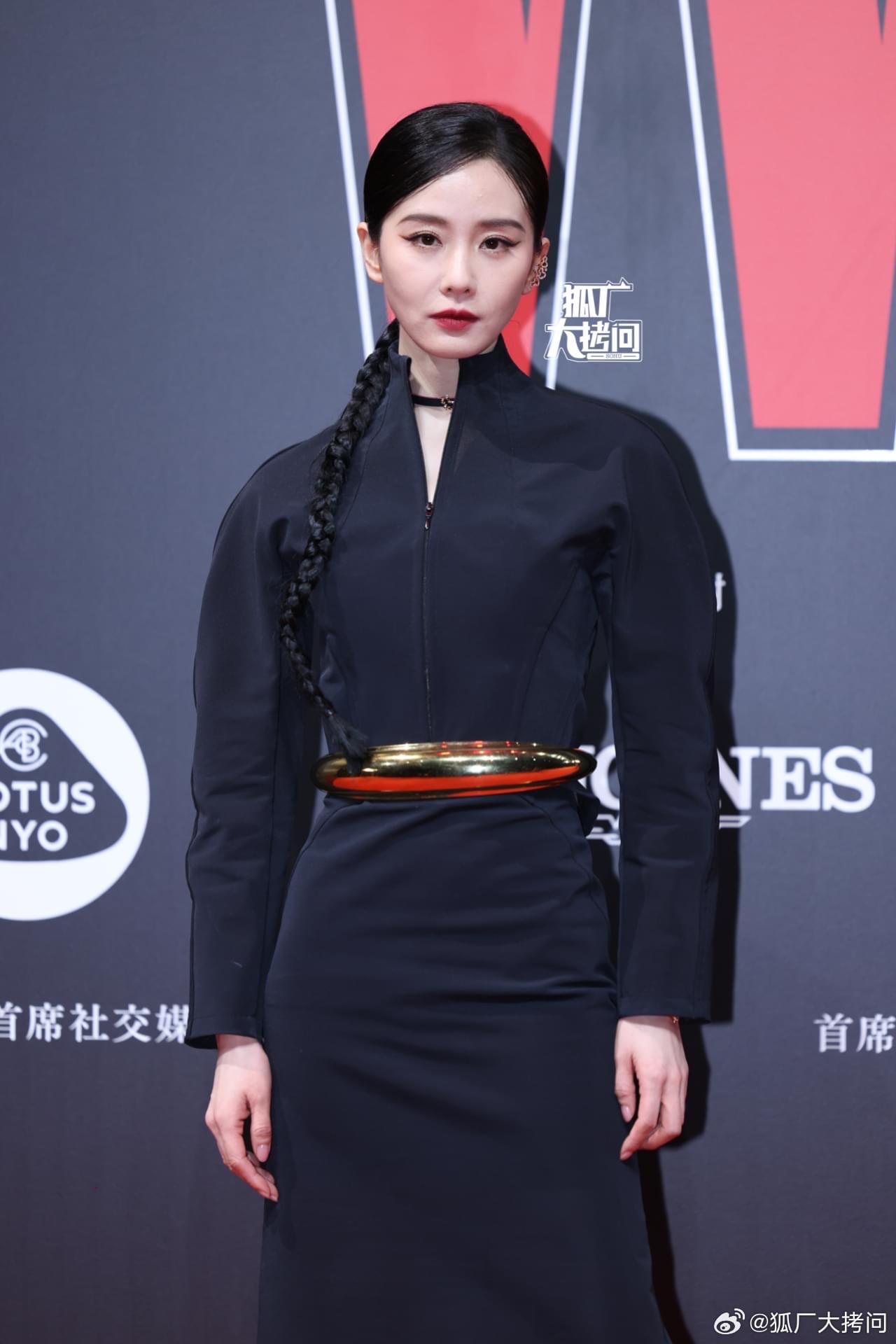 Dương Mịch - Lưu Thi Thi cùng "bật mode" cool, ngồi cạnh nhau mà chiếm hết spotlight dàn mỹ nhân ở event W China- Ảnh 4.