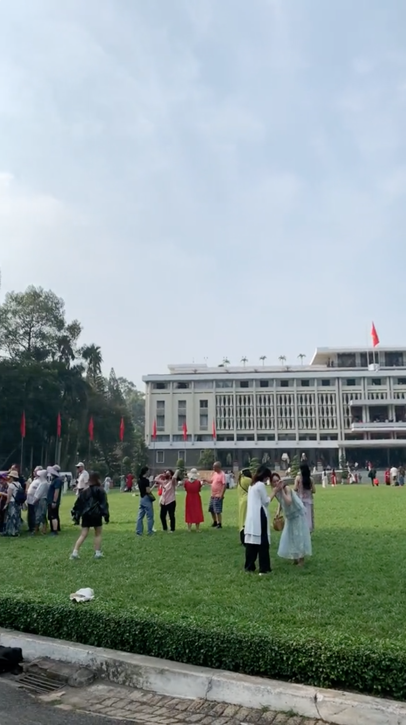 Chụp ảnh tại Dinh Độc Lập: Nhân viên soát vé tiết lộ quy định quan trọng mà nhiều người dễ bỏ qua- Ảnh 1.