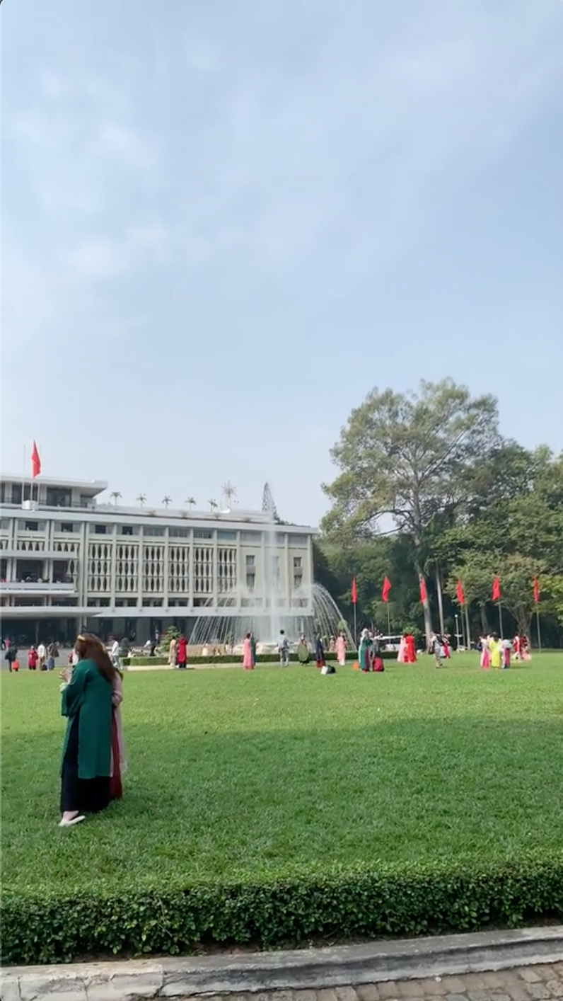 Chụp ảnh tại Dinh Độc Lập: Nhân viên soát vé tiết lộ quy định quan trọng mà nhiều người dễ bỏ qua- Ảnh 2.