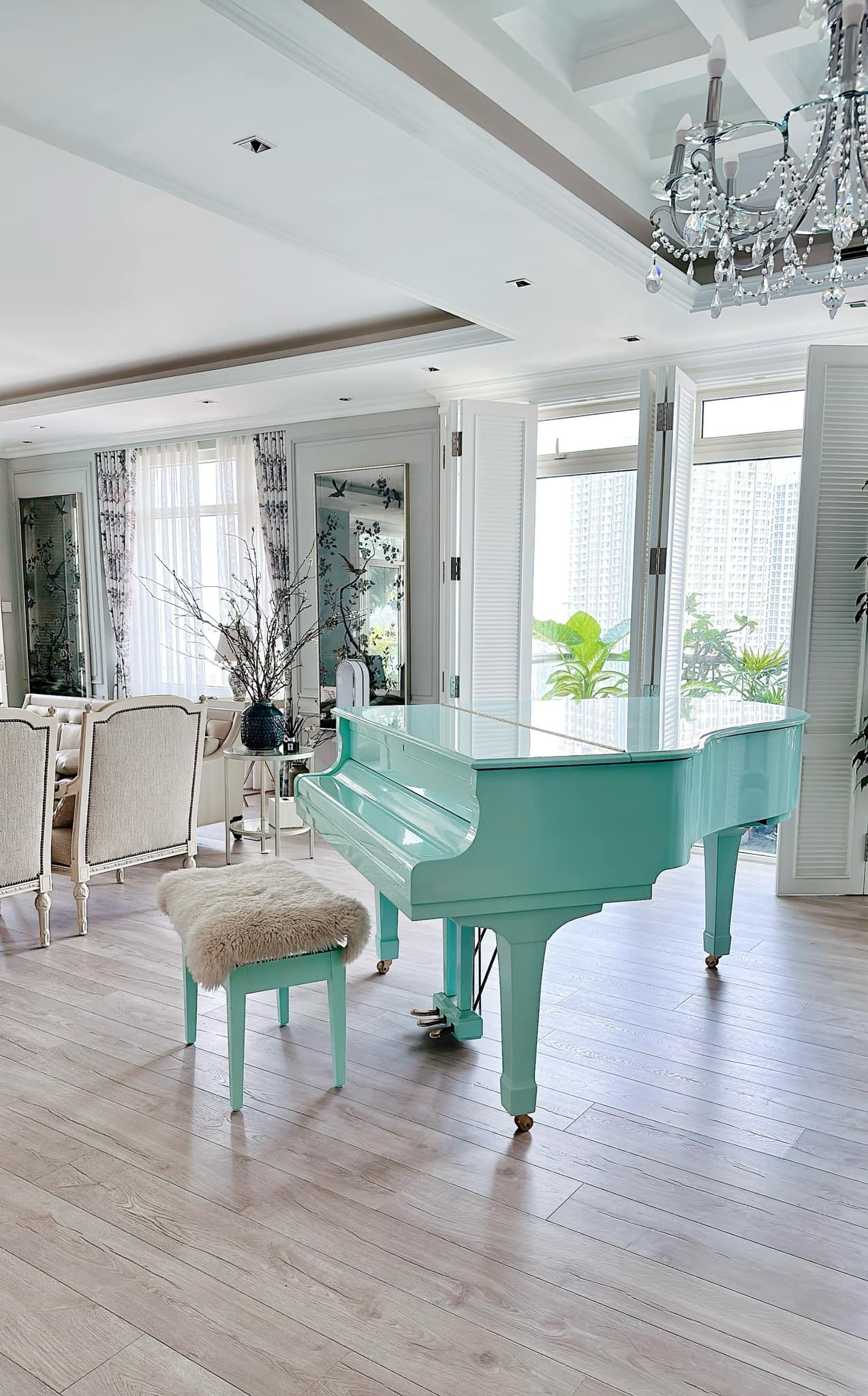 CEO Hannah Olala ''ăn Tết'' sớm: Decor căn penthouse với đào hồng - mận trắng, nhìn góc nào cũng thấy không khí xuân- Ảnh 6.