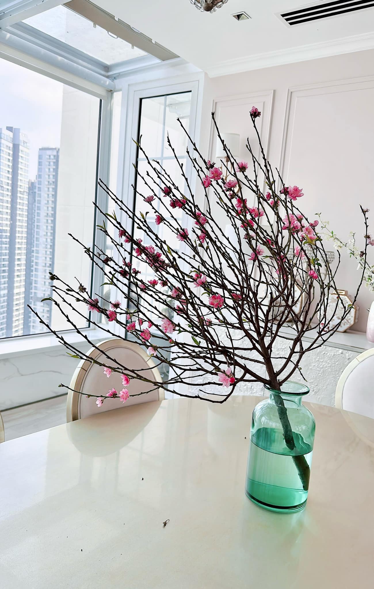 CEO Hannah Olala ''ăn Tết'' sớm: Decor căn penthouse với đào hồng - mận trắng, nhìn góc nào cũng thấy không khí xuân- Ảnh 4.