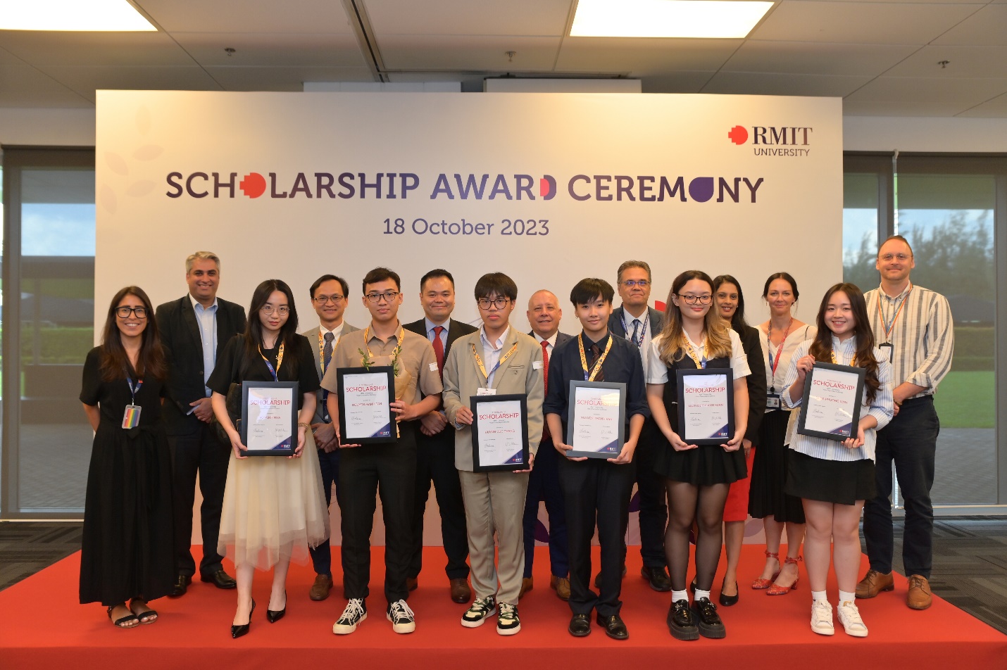 RMIT công bố quỹ học bổng 2024 kèm lời mời siêu "cool": Mời bạn cùng RMIT khởi tạo thay đổi- Ảnh 1.