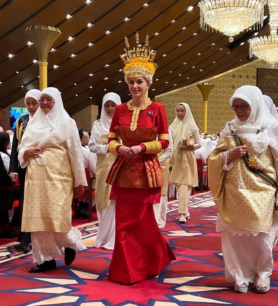 Hé lộ tạo hình cưới thứ 4 của Hoàng tử Brunei, nhan sắc cô dâu tiếp tục trở thành tâm điểm- Ảnh 5.