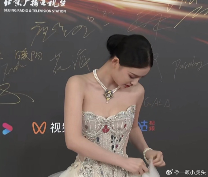 Siêu thảm đỏ Đêm hội Weibo: Na Trát thảm hoạ, Bạch Lộc lộng lẫy vẫn e dè trước dàn mỹ nhân o ép vòng 1- Ảnh 18.