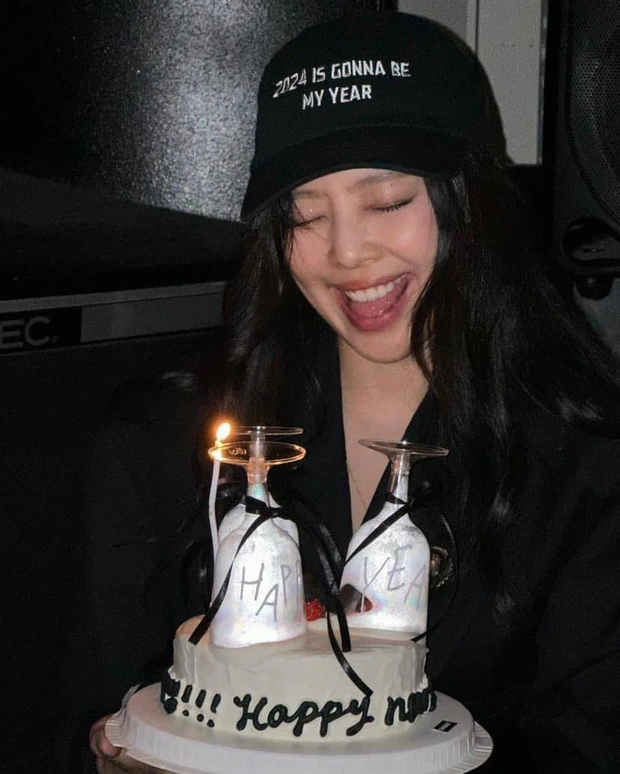 Jennie “quẩy” từ nhạc BLACKPINK đến NewJeans trong club, có phòng riêng cùng tấm bảng với dòng chữ đặc biệt!- Ảnh 3.