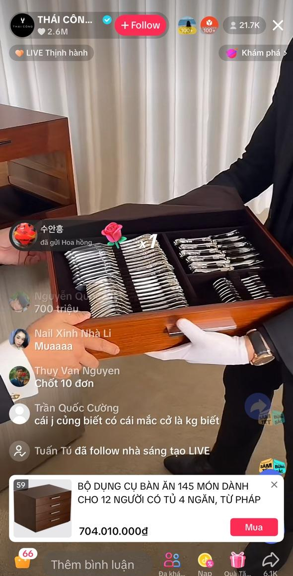 Livestream bán hàng "quý tộc", Thái Công không quên cài cắm sản phẩm bình dân mới toanh: Giá 199K, "cháy hàng" trong phút mốt- Ảnh 2. Livestream bán hàng "quý tộc", Thái Công không quên cài cắm sản phẩm bình dân mới toanh: Giá 199K, "cháy hàng" trong phút mốt- Ảnh 2.