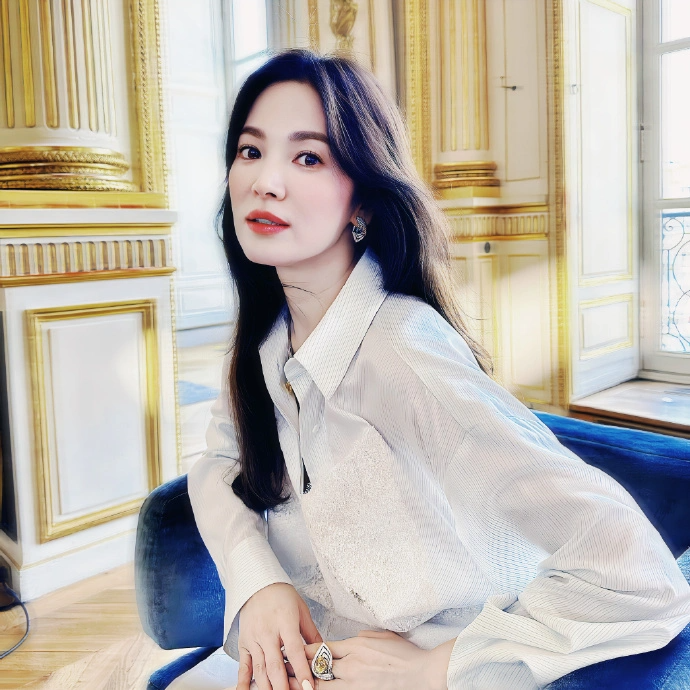 Kiểu tóc của Song Hye Kyo: Xoăn nhẹ bồng bềnh, buộc hay búi gọn đều đẹp tựa nàng thơ- Ảnh 5.