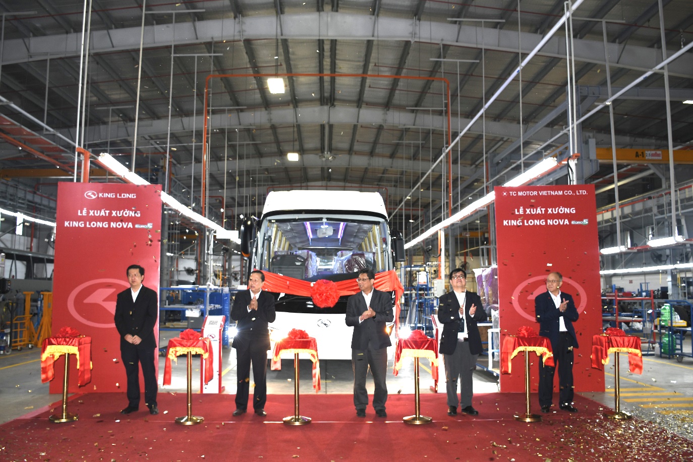 King Long NOVA EURO 5 đầu tiên xuất xưởng tại Nhà máy Ô tô TC Việt Nam: Giá dự kiến 1,9 tỷ đồng- Ảnh 1.