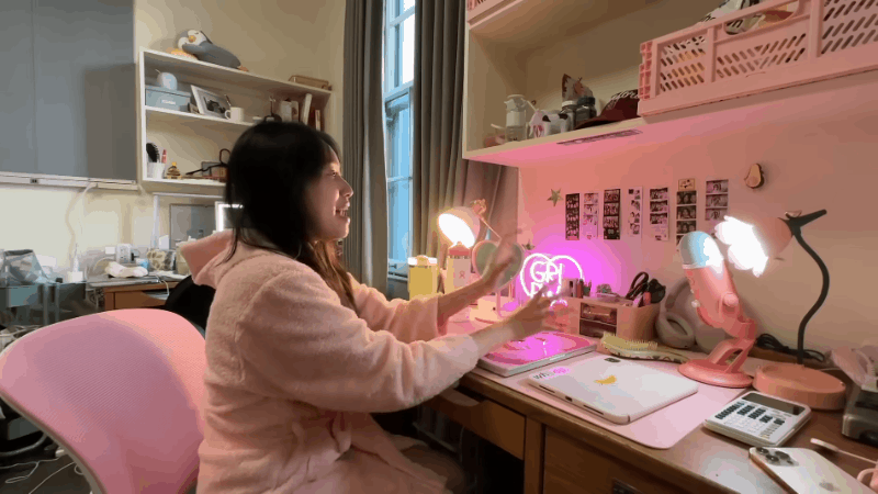Jenny Huỳnh dành 8 tuần để decor phòng KTX Đại học Stanford: Thành quả "quá là sến", chiếc giường có công dụng lạ- Ảnh 7. Jenny Huỳnh dành 8 tuần để decor phòng KTX Đại học Stanford: Thành quả "quá là sến", chiếc giường có công dụng lạ- Ảnh 7.