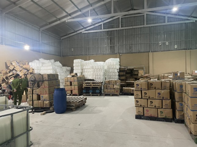 Xưởng sản xuất nước giặt giả quy mô "khủng" ở Hà Nội bị triệt phá, học 9 cách phân biệt nước giặt Dnee chuẩn xịn- Ảnh 1.