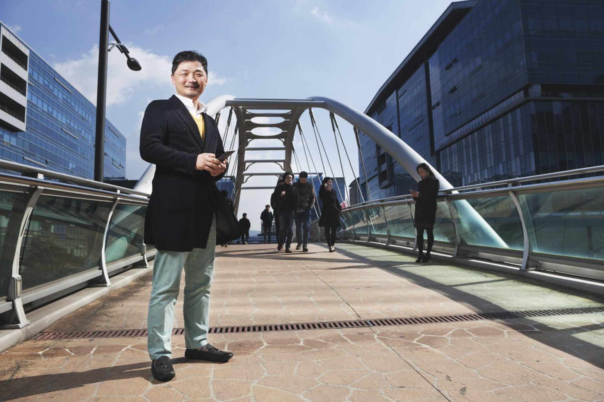 Bir zamanlar Kore'nin en zengin adamı olan milyarderin portresi: Gecekondu mahallelerinde büyüdü, Samsung'da sıradan bir çalışan olarak başladı - Fotoğraf 3. Chân dung tỷ phú từng giàu nhất Hàn Quốc: Lớn lên ở khu ổ chuột, bắt đầu từ vị trí nhân viên