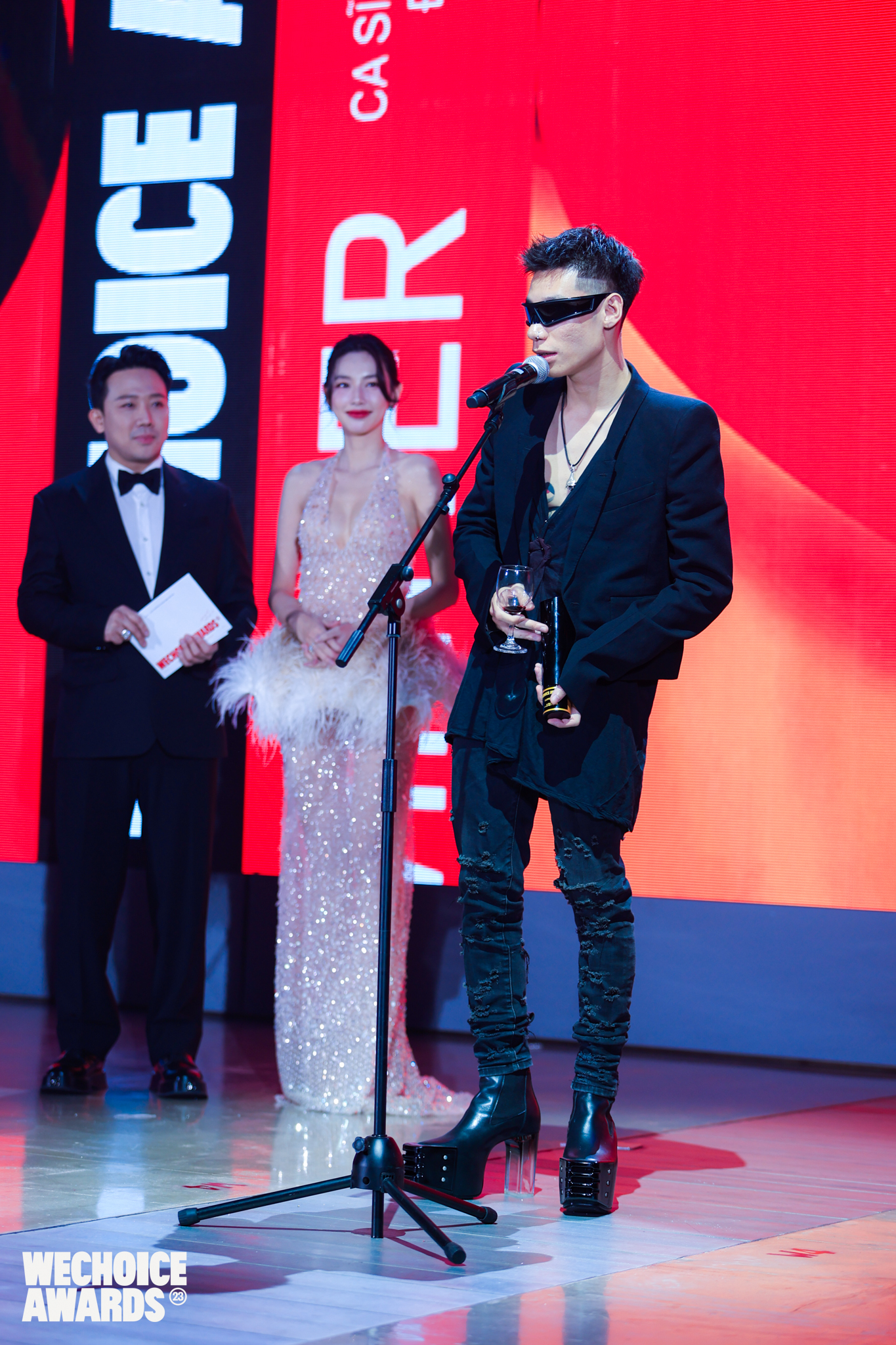 "Không muốn về nhì", MCK đi luôn giày cao gót độc nhất vô nhị trên sân khấu WeChoice Awards 2023- Ảnh 2.