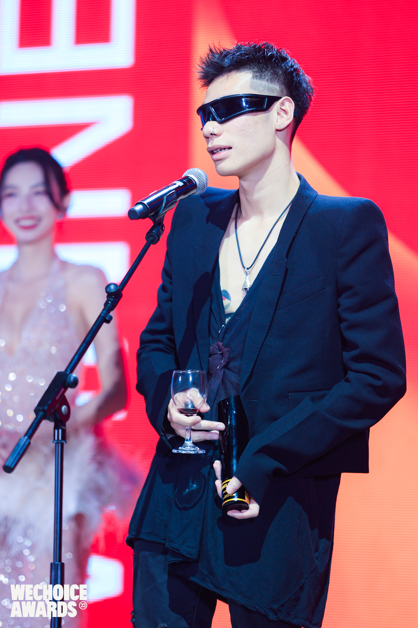 "Không muốn về nhì", MCK đi luôn giày cao gót độc nhất vô nhị trên sân khấu WeChoice Awards 2023- Ảnh 1.