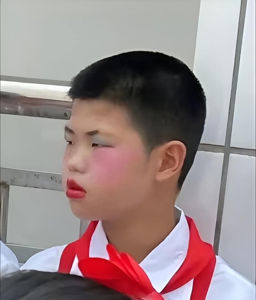 Bức ảnh nhóm học sinh diễn văn nghệ khiến người nghiêm túc nhất cũng phải phì cười: Bao ký ức tuổi thơ ùa về!- Ảnh 3.