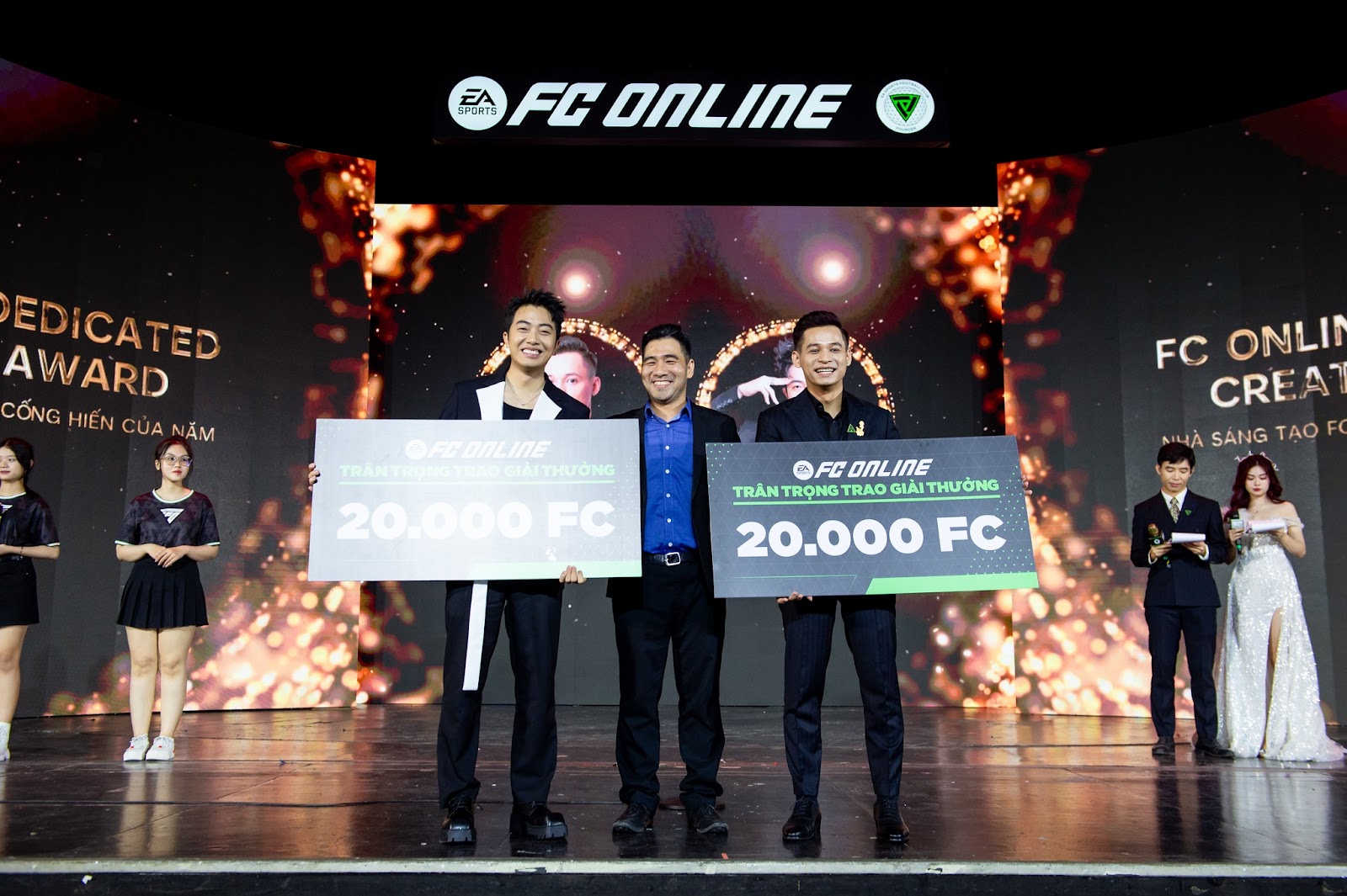 Độ Mixi và Cris Devil Gamer nhận giải thưởng vinh danh, trở thành gương mặt đại diện mới của FC Online- Ảnh 2.