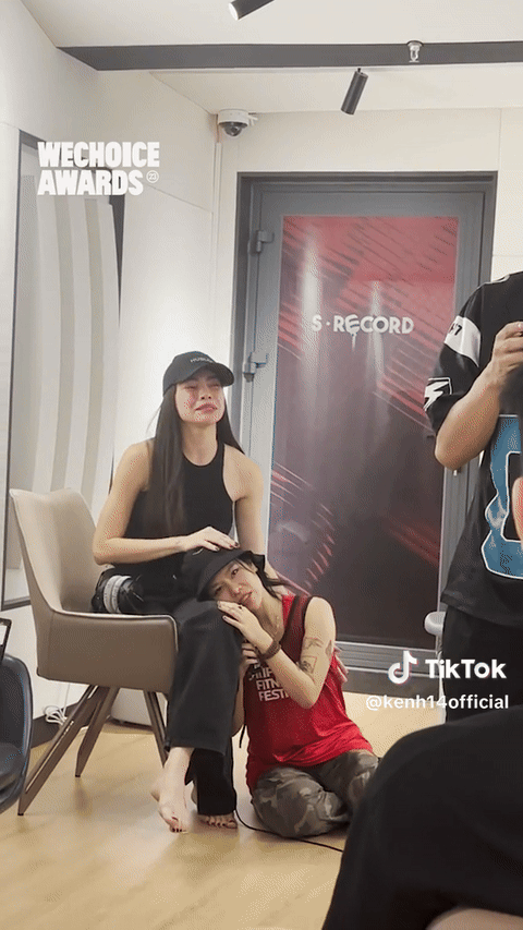 Hồ Ngọc Hà đăng khoảnh khắc được tlinh phát cuồng trong hậu trường WeChocie Awards, nói 1 câu gây chú ý khi bị so sánh- Ảnh 3.