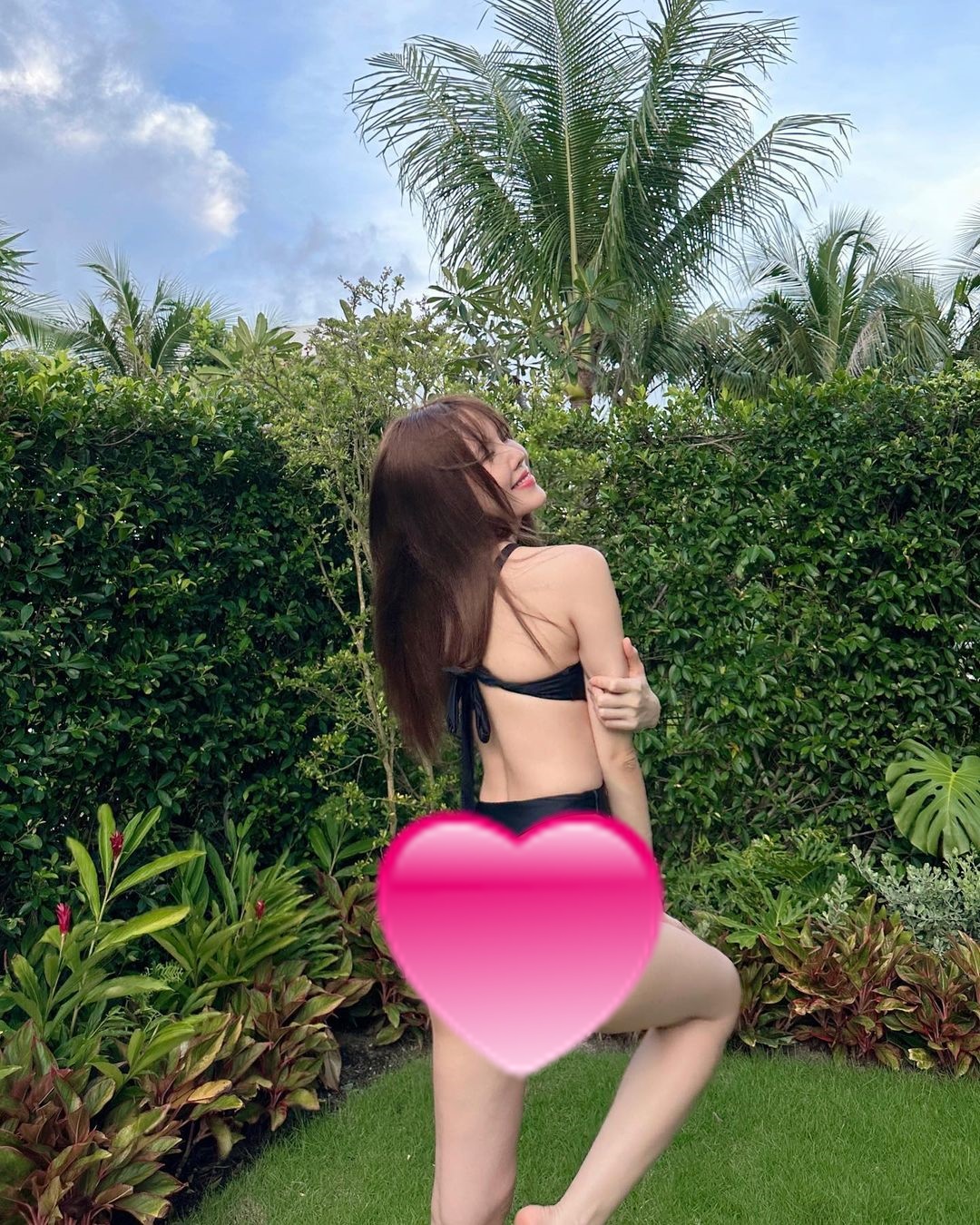 Thiều Bảo Trâm đăng ảnh trưng trổ nguyên vòng 3, bị dân mạng tràn vào chê... "khoe quá thành phản cảm"- Ảnh 2.