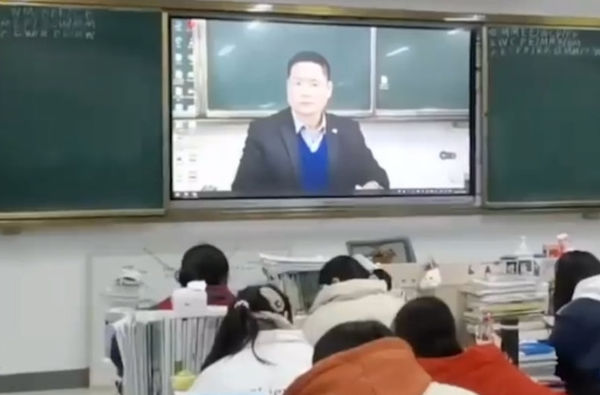 Bật máy chiếu giữa lớp, hình nền của thầy giáo vừa hiện ra khiến không học sinh nào dám nhìn thẳng vì quá sợ- Ảnh 3.