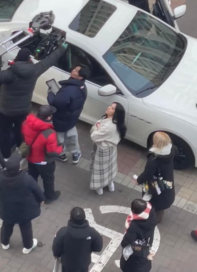 Lộ clip Jisoo (BLACKPINK) có dự án solo đầu tiên sau khi bị YG "xoá sổ", được khen cưng xỉu chỉ vì một hành động- Ảnh 3.