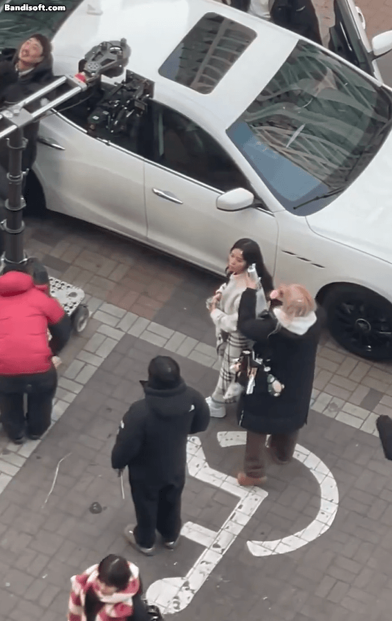 Lộ clip Jisoo (BLACKPINK) có dự án solo đầu tiên sau khi bị YG "xoá sổ", được khen cưng xỉu chỉ vì một hành động- Ảnh 5.