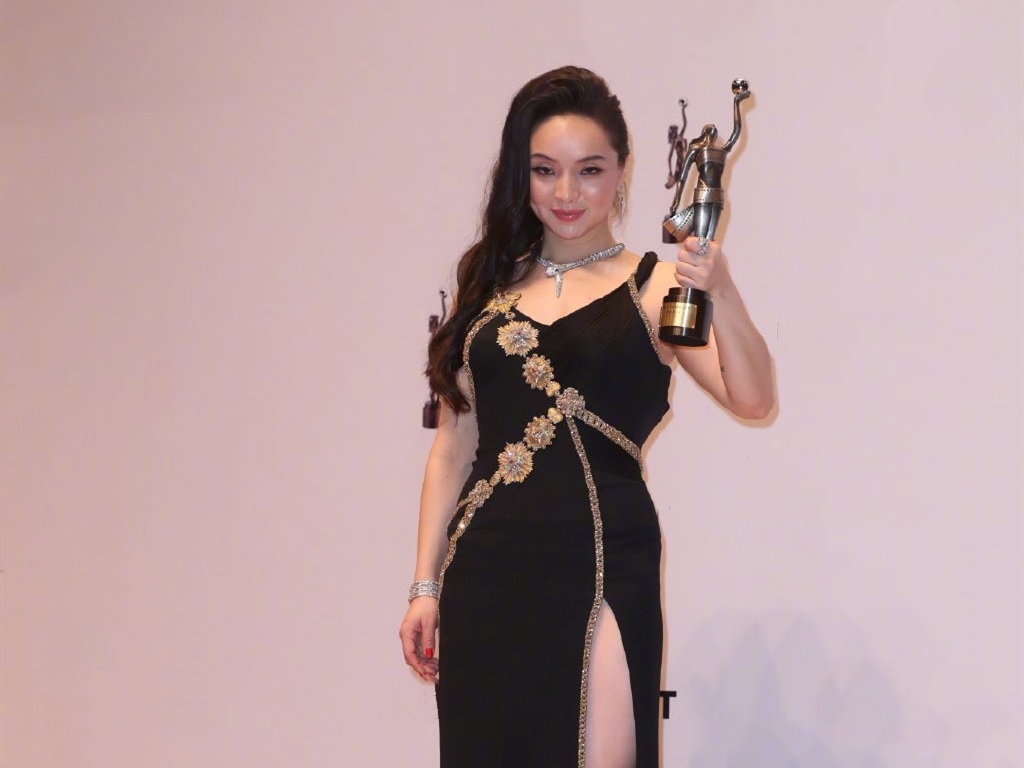 Dàn diễn viên phim 18+ Hong Kong "Ba người chồng" sau 6 năm bây giờ ra sao?- Ảnh 4. Dàn diễn viên phim 18+ Hong Kong "Ba người chồng" sau 6 năm bây giờ ra sao?- Ảnh 4.