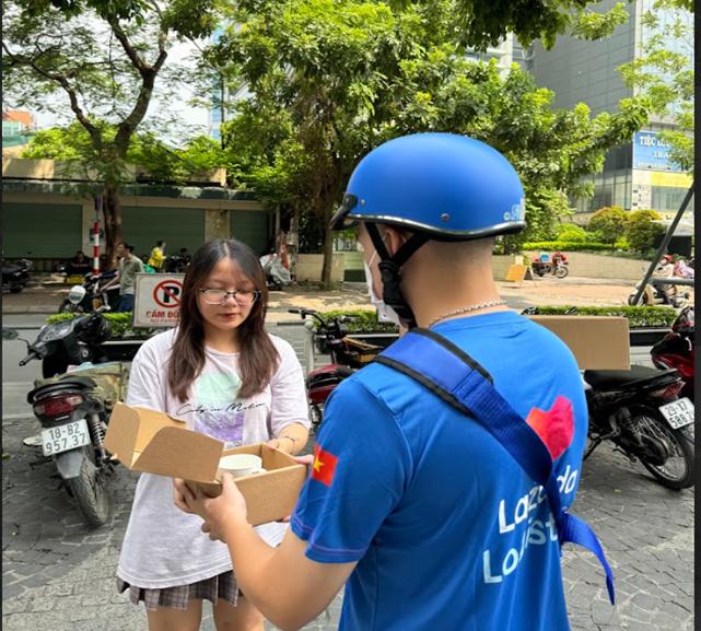 Toàn cảnh ngày đầu sale 10.10: Shipper gọi đến khàn giọng vì quá tải, nhà bán hàng cười tít mắt vì "nổ đơn"!- Ảnh 3. Toàn cảnh ngày đầu sale 10.10: Shipper gọi đến khàn giọng vì quá tải, nhà bán hàng cười tít mắt vì "nổ đơn"!- Ảnh 3.
