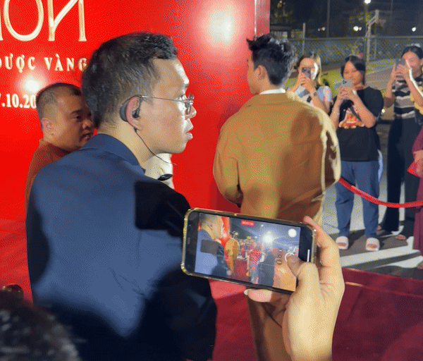 Drama hot nhất hôm nay: Trường Giang - HIEUTHUHAI chen hàng tại thảm đỏ, lỗi lớn nhất thuộc về 1 người- Ảnh 2. Drama hot nhất hôm nay: Trường Giang - HIEUTHUHAI chen hàng tại thảm đỏ, lỗi lớn nhất thuộc về 1 người- Ảnh 2.