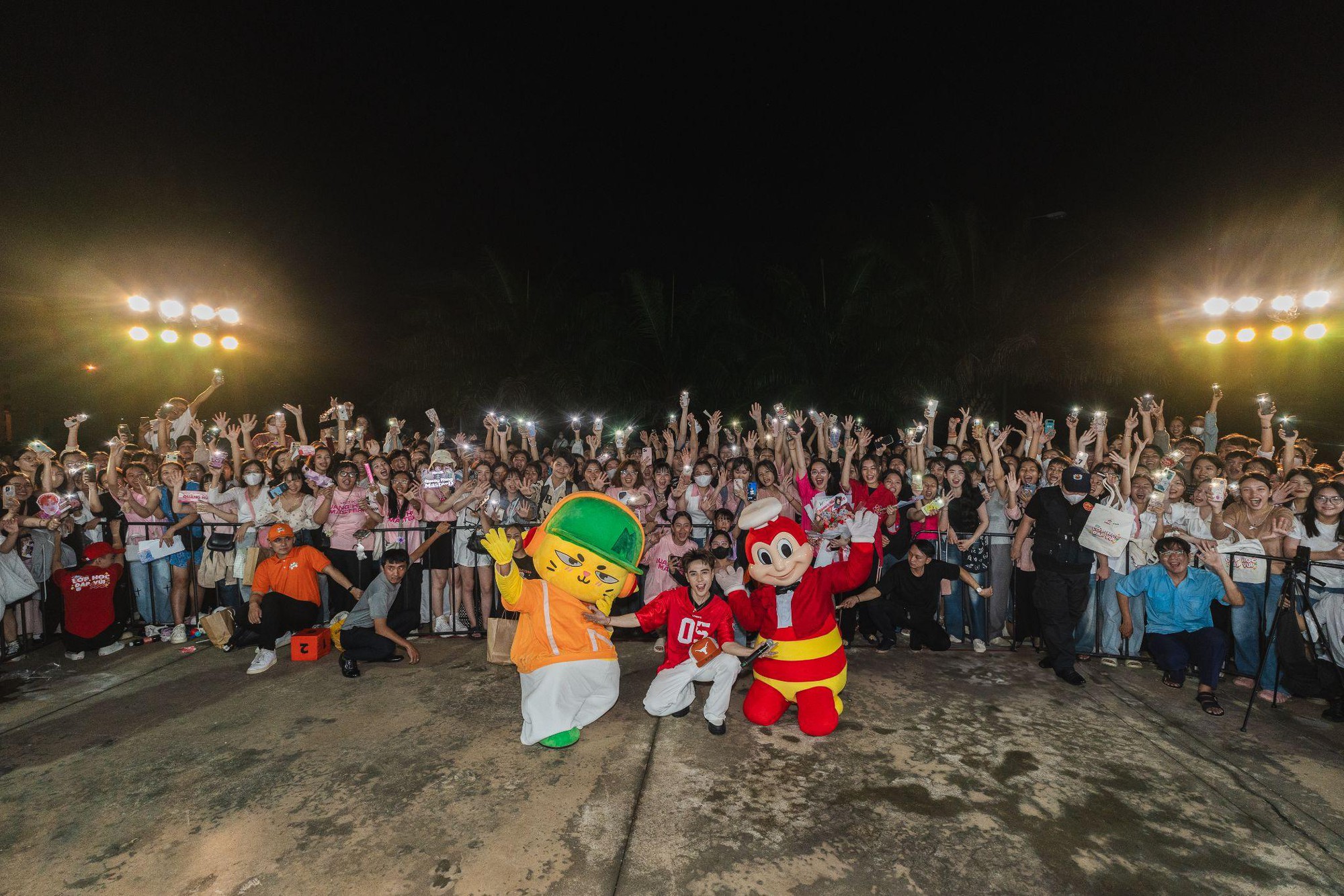 "Lớp Học Đáp Vui" của Jollibee tạo ấn tượng mạnh với các bạn GenZ ở Thành phố Hồ Chí Minh- Ảnh 1. "Lớp Học Đáp Vui" của Jollibee tạo ấn tượng mạnh với các bạn GenZ ở Thành phố Hồ Chí Minh- Ảnh 1.