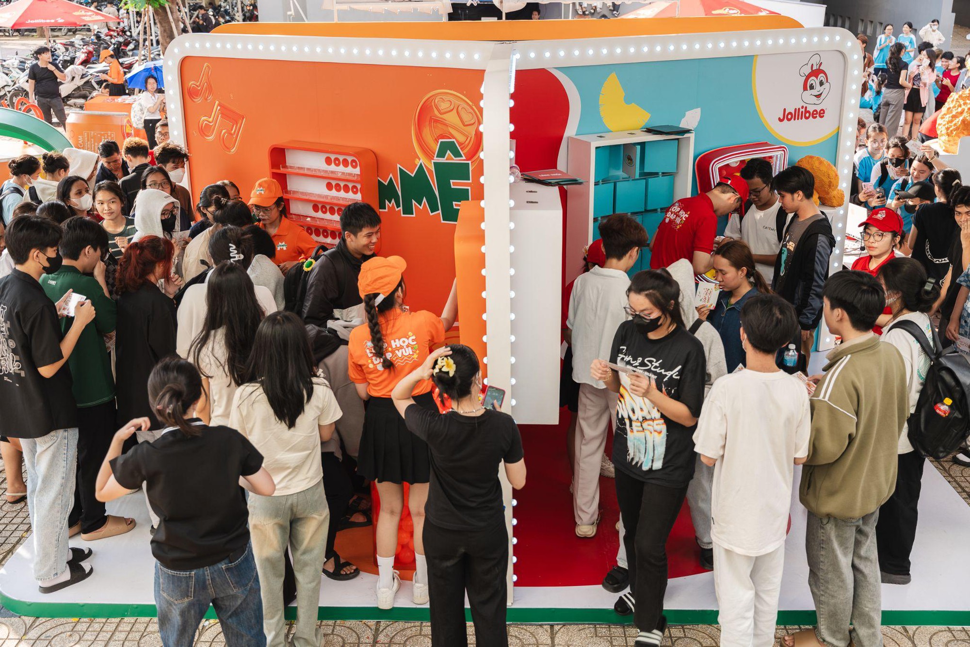"Lớp Học Đáp Vui" của Jollibee tạo ấn tượng mạnh với các bạn GenZ ở Thành phố Hồ Chí Minh- Ảnh 3. "Lớp Học Đáp Vui" của Jollibee tạo ấn tượng mạnh với các bạn GenZ ở Thành phố Hồ Chí Minh- Ảnh 3.