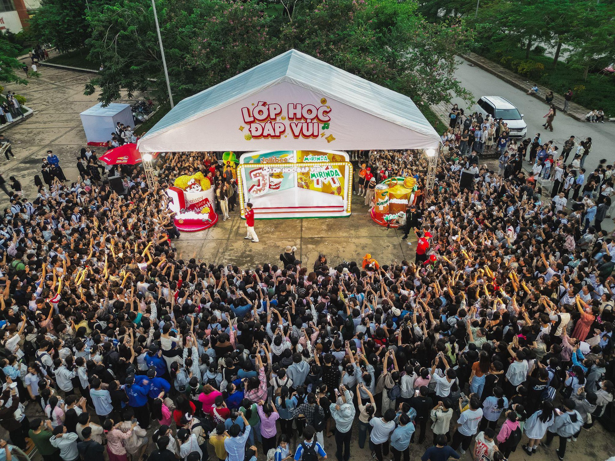 "Lớp Học Đáp Vui" của Jollibee tạo ấn tượng mạnh với các bạn GenZ ở Thành phố Hồ Chí Minh- Ảnh 7. "Lớp Học Đáp Vui" của Jollibee tạo ấn tượng mạnh với các bạn GenZ ở Thành phố Hồ Chí Minh- Ảnh 7.