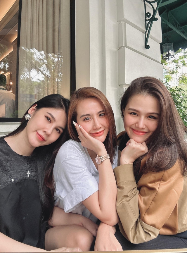 1 sao nữ Vbiz đã nghỉ chơi hội bạn mỹ nhân đình đám? - Ảnh 2. 1 sao nữ Vbiz đã nghỉ chơi hội bạn mỹ nhân đình đám? - Ảnh 2.