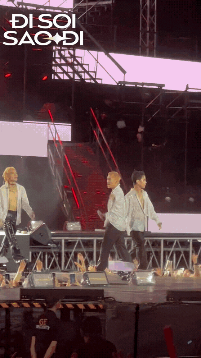 Dàn Anh Trai khoe body tại concert: BB Trần - Thiên Minh cởi áo, "nóng" nhất là màn khoe 6 múi này!- Ảnh 1. Dàn Anh Trai khoe body tại concert: BB Trần - Thiên Minh cởi áo, "nóng" nhất là màn khoe 6 múi này!- Ảnh 1.