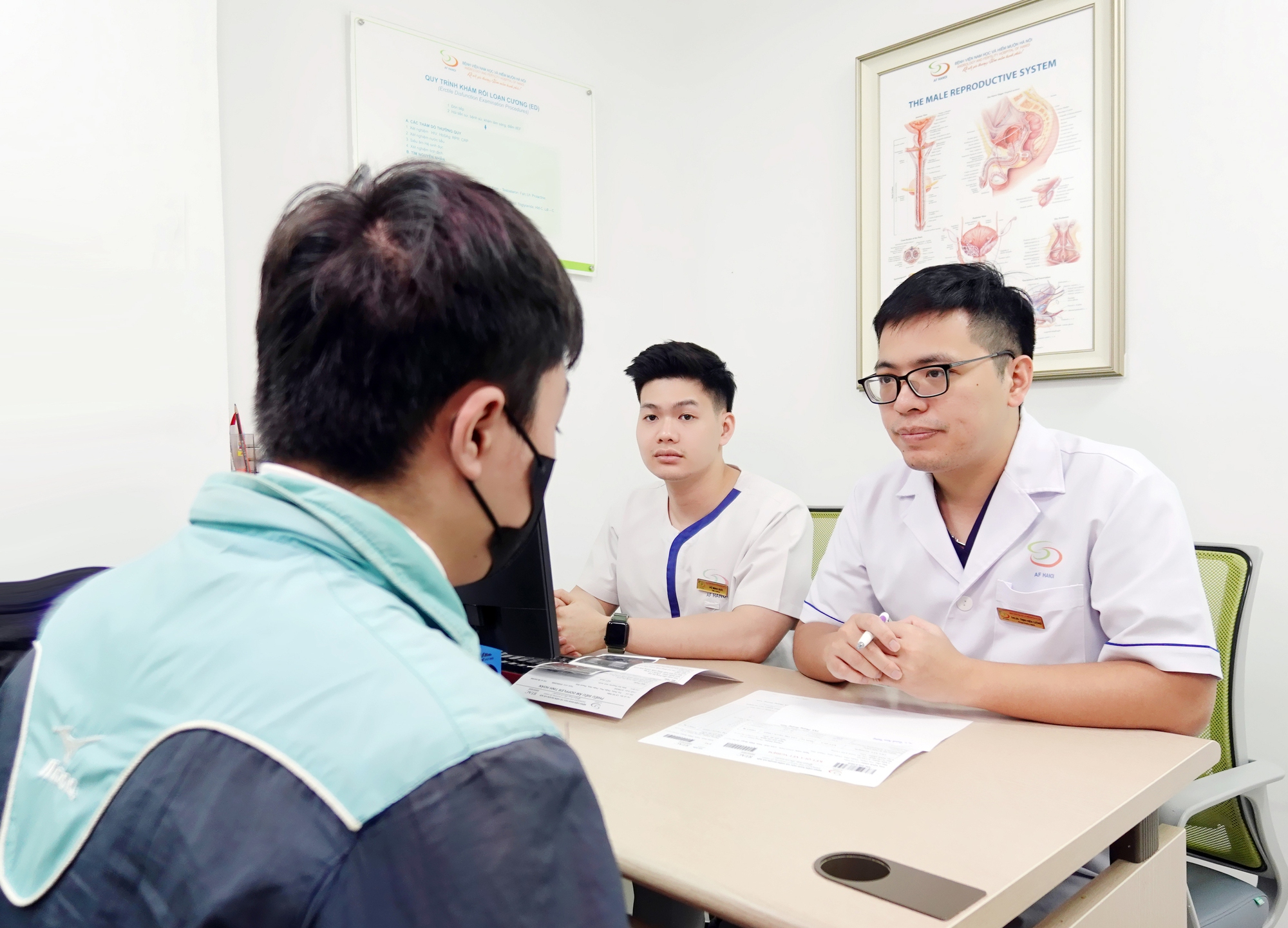 Ngủ dậy thấy đau "vùng kín" bất thường, nam sinh 15 tuổi làm ngay 1 việc để bảo tồn chức năng sinh sản- Ảnh 2. Ngủ dậy thấy đau "vùng kín" bất thường, nam sinh 15 tuổi làm ngay 1 việc để bảo tồn chức năng sinh sản- Ảnh 2.