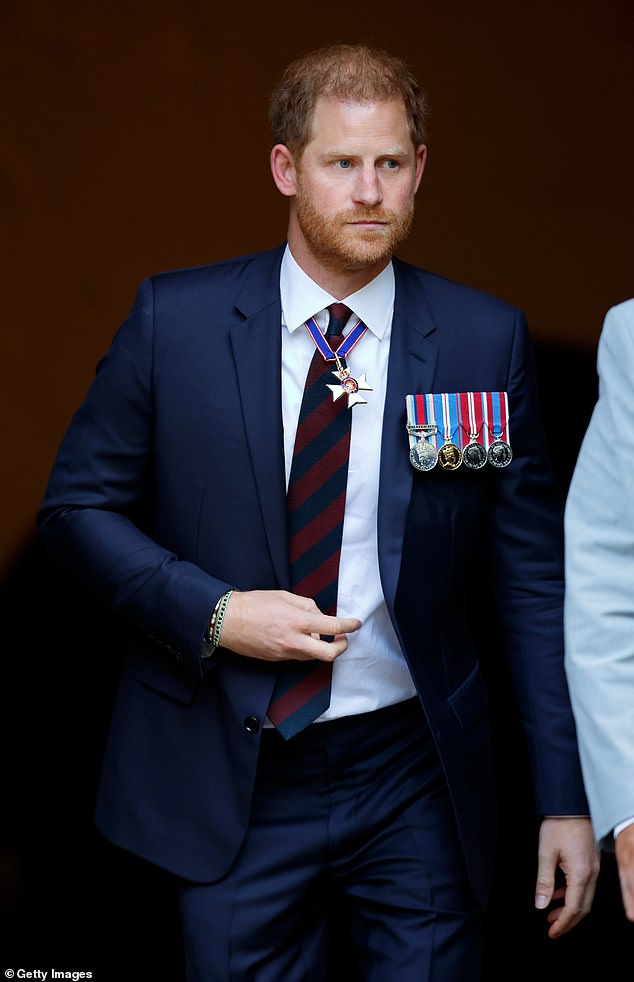 Vương tử Harry vượt mặt David Beckham, xếp hạng cao trong danh sách 50 người đàn ông quyến rũ nhất mọi thời đại- Ảnh 5. Vương tử Harry vượt mặt David Beckham, xếp hạng cao trong danh sách 50 người đàn ông quyến rũ nhất mọi thời đại- Ảnh 5.