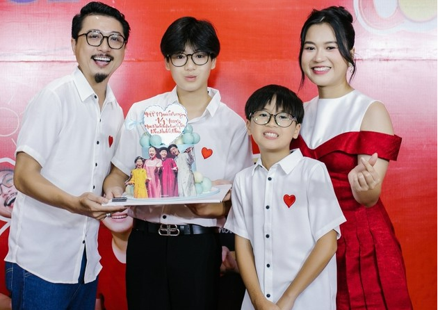 Lâm Vỹ Dạ bật khóc: "Mẹ xin lỗi vì không cho các con một cuộc sống bình thường"- Ảnh 10. Lâm Vỹ Dạ bật khóc: "Mẹ xin lỗi vì không cho các con một cuộc sống bình thường"- Ảnh 10.