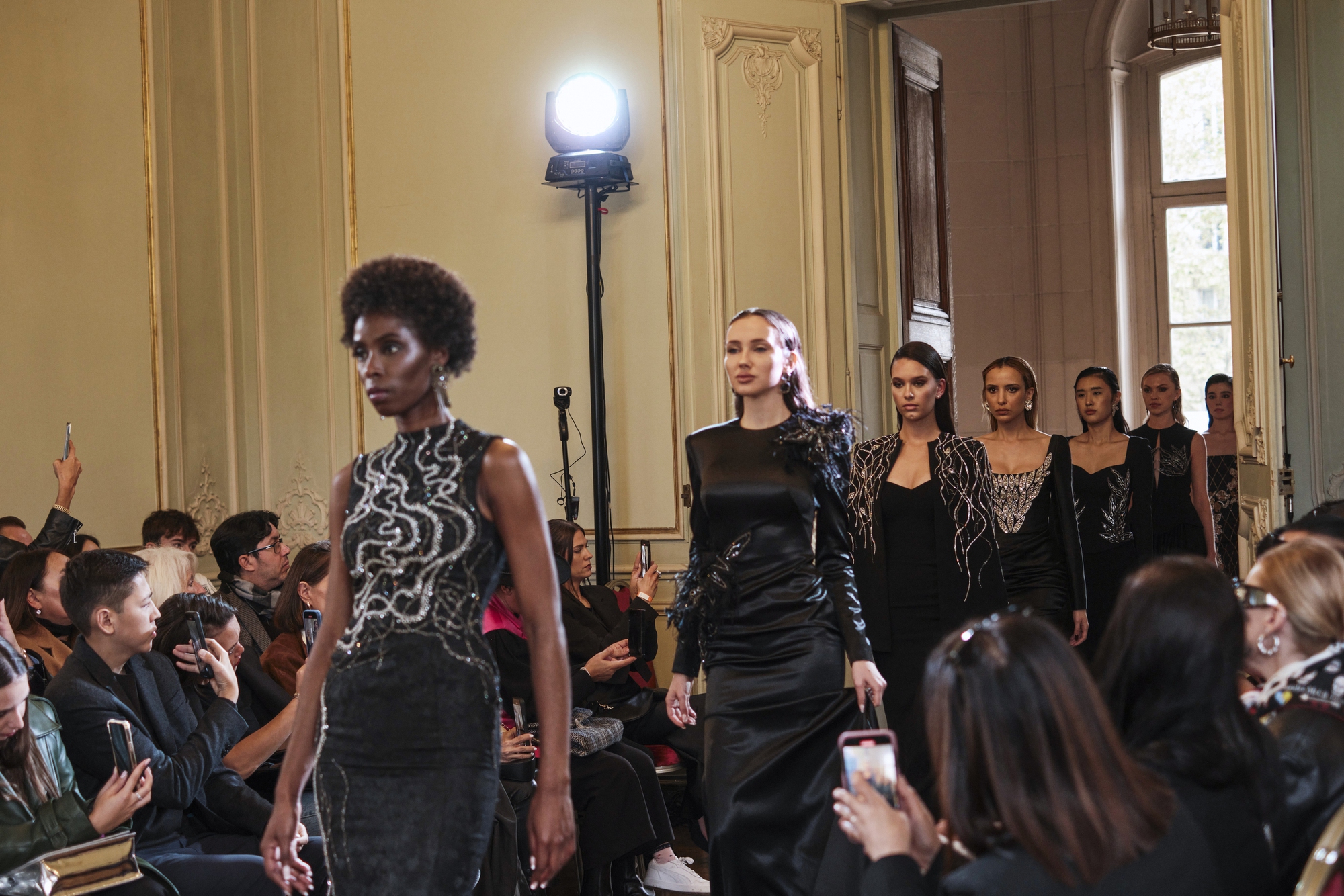 Tracy Couture được các tạp chí thời trang hàng đầu quốc tế vinh danh tại Paris Fashion Week- Ảnh 1.