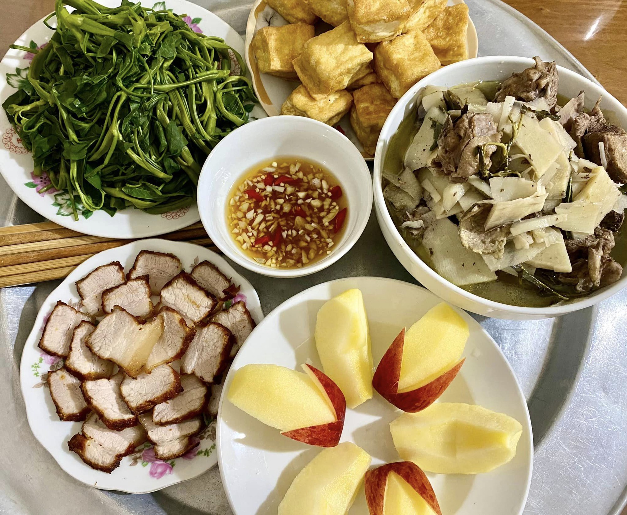 Mâm cơm quê giản dị của mẹ bầu tự nấu, bữa nào cũng đầy đặn nhưng ăn 1 kiểu giúp "vào con không vào mẹ"- Ảnh 2.
