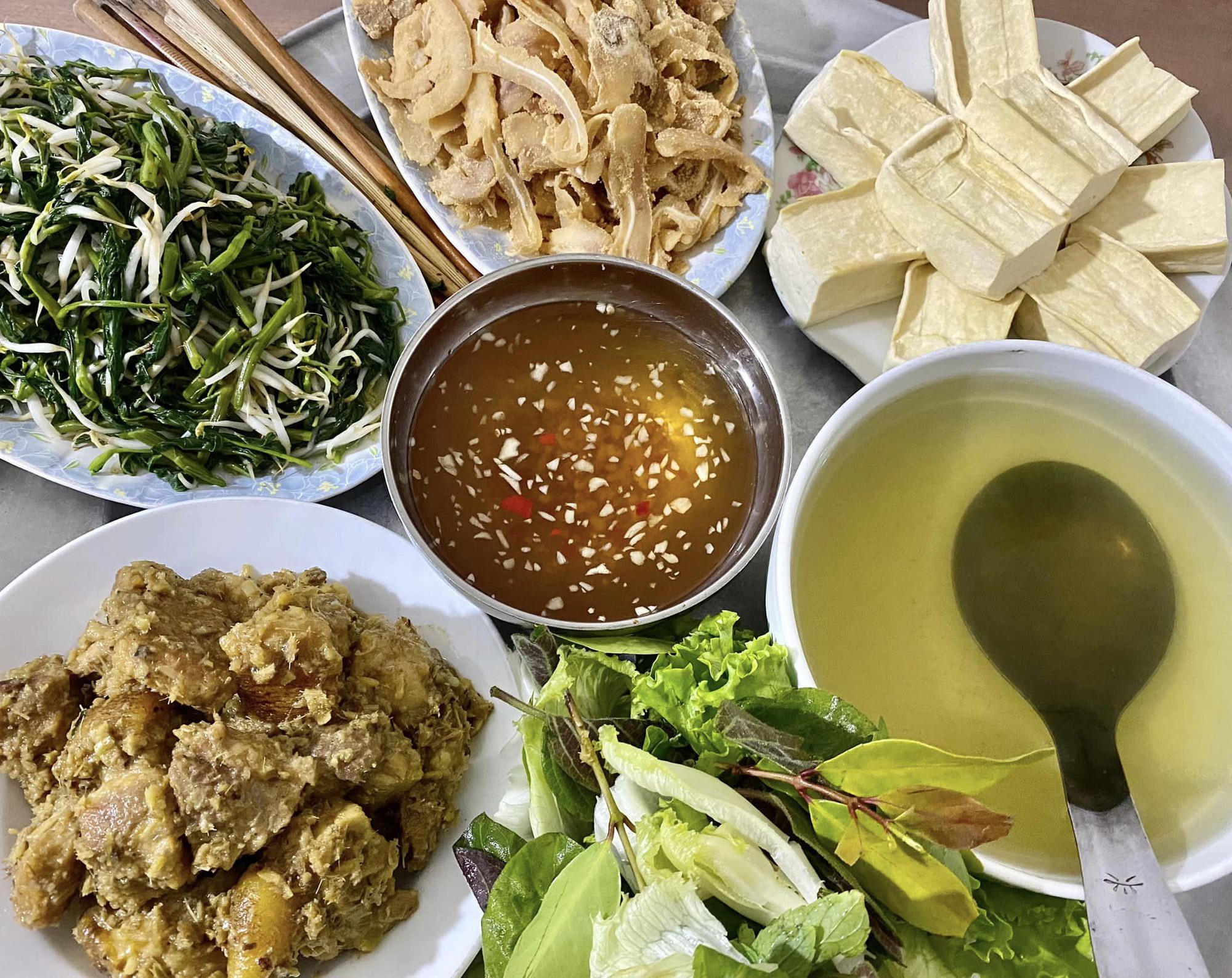 Mâm cơm quê giản dị của mẹ bầu tự nấu, bữa nào cũng đầy đặn nhưng ăn 1 kiểu giúp "vào con không vào mẹ"- Ảnh 16.