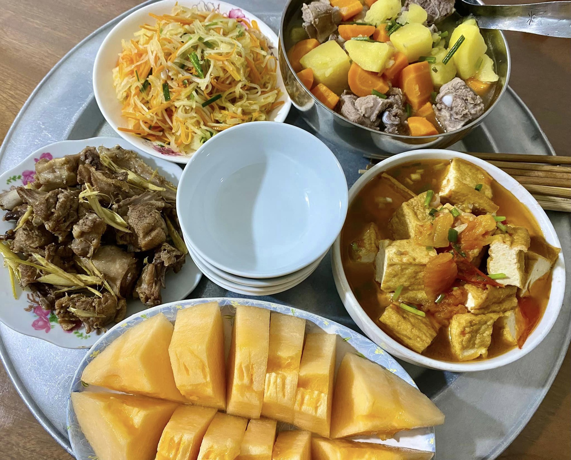 Mâm cơm quê giản dị của mẹ bầu tự nấu, bữa nào cũng đầy đặn nhưng ăn 1 kiểu giúp "vào con không vào mẹ"- Ảnh 6.
