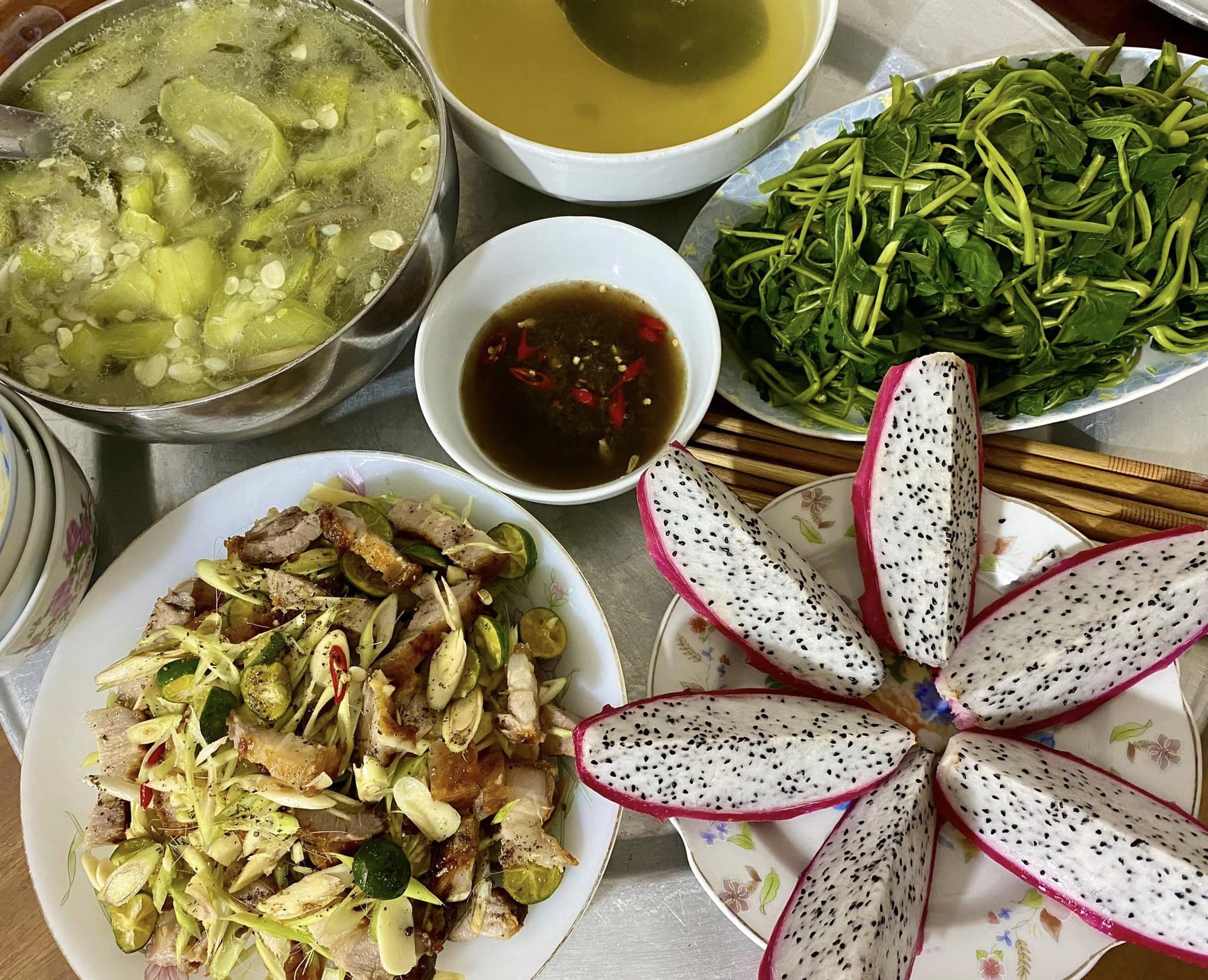 Mâm cơm quê giản dị của mẹ bầu tự nấu, bữa nào cũng đầy đặn nhưng ăn 1 kiểu giúp "vào con không vào mẹ"- Ảnh 8.