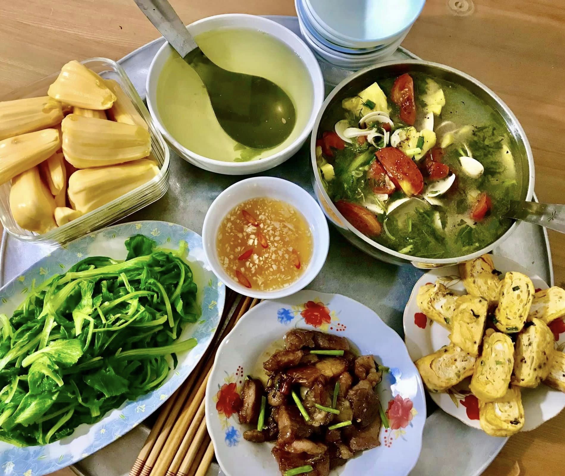 Mâm cơm quê giản dị của mẹ bầu tự nấu, bữa nào cũng đầy đặn nhưng ăn 1 kiểu giúp "vào con không vào mẹ"- Ảnh 11.