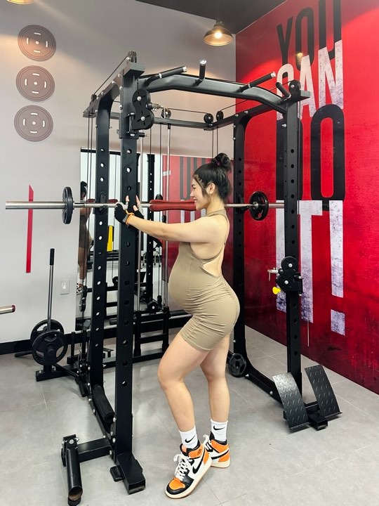 Mẹ bầu còn 7 ngày nữa là đẻ mà vẫn đu xà, tập gym cực sung sức: "Biết bầu mình giảm cường độ tập 70%"- Ảnh 1.
