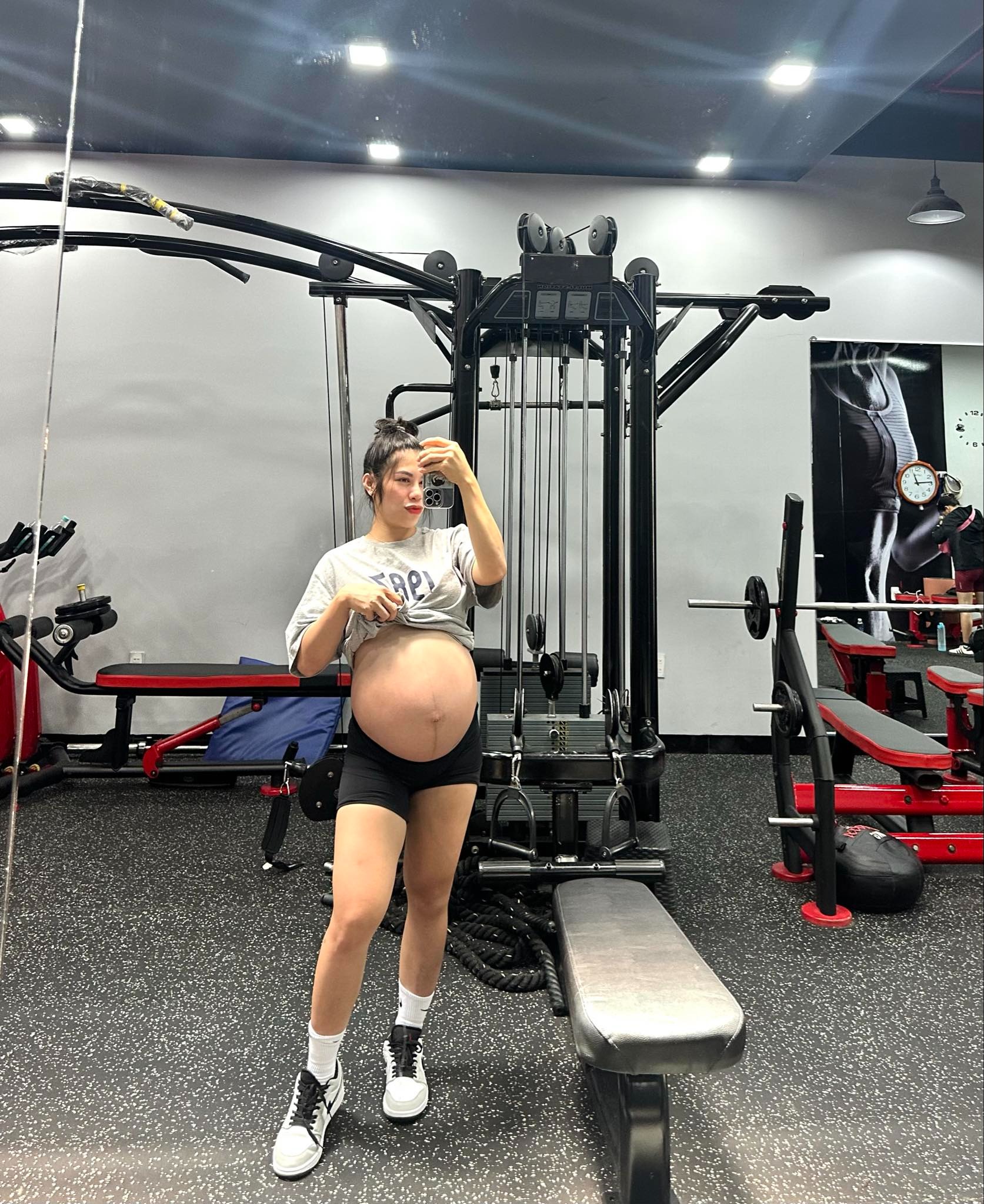 Mẹ bầu còn 7 ngày nữa là đẻ mà vẫn đu xà, tập gym cực sung sức: "Biết bầu mình giảm cường độ tập 70%"- Ảnh 2.