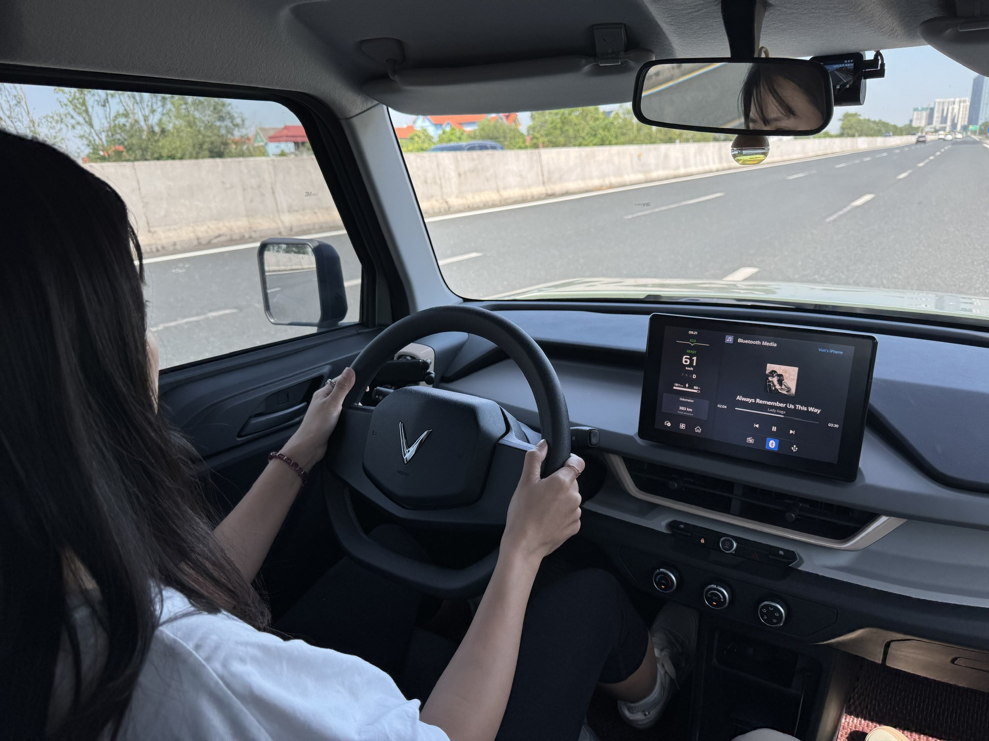 Cô gái 34 tuổi đánh giá VinFast VF3: "Thích vì xe có ngoại hình và màu sắc xinh xắn, đi lại trong nội thành tiện!"- Ảnh 5. Cô gái 34 tuổi đánh giá VinFast VF3: "Thích vì xe có ngoại hình và màu sắc xinh xắn, đi lại trong nội thành tiện!"- Ảnh 5.