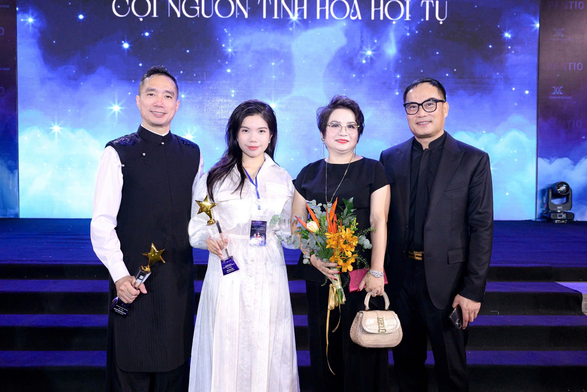Tinh hoa Đại Học Mỹ Thuật Công Nghiệp và bộ sưu tập thời trang áo dài đặc biệt- Ảnh 3. Tinh hoa Đại Học Mỹ Thuật Công Nghiệp và bộ sưu tập thời trang áo dài đặc biệt- Ảnh 3.