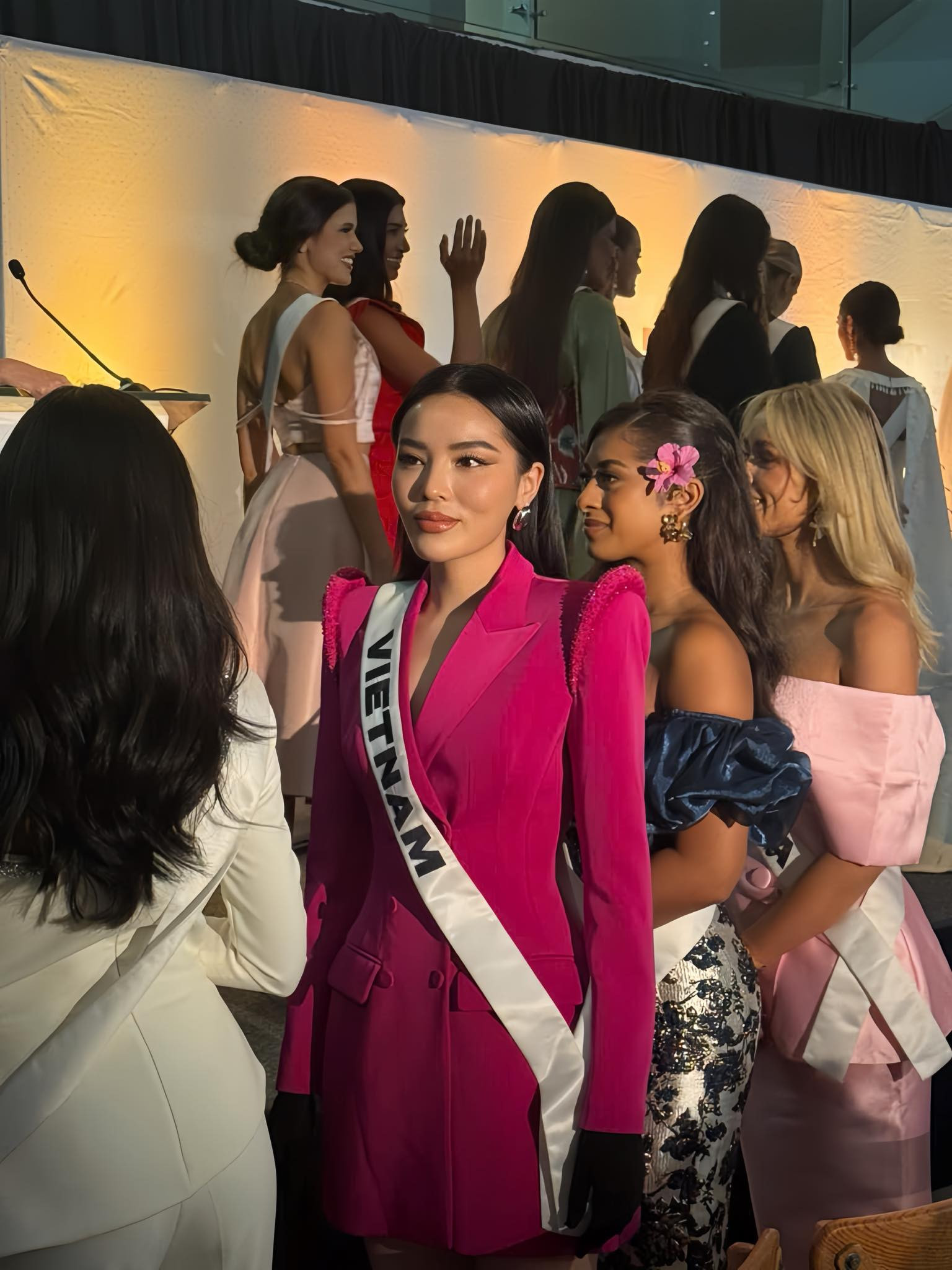 Căng: 1 người đẹp bị Chủ tịch Miss Universe chỉnh đốn ngay ở sự kiện- Ảnh 7.