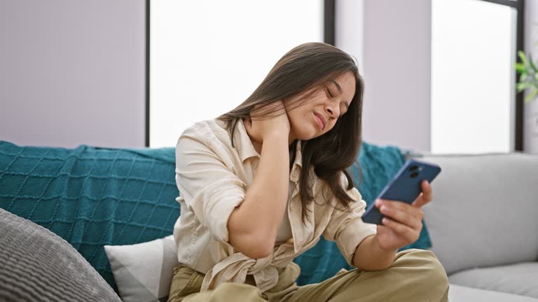 Tránh xa thói quen này nếu không muốn bị "hội chứng cổ rùa", rất nhiều người trẻ đang mắc phải- Ảnh 2.